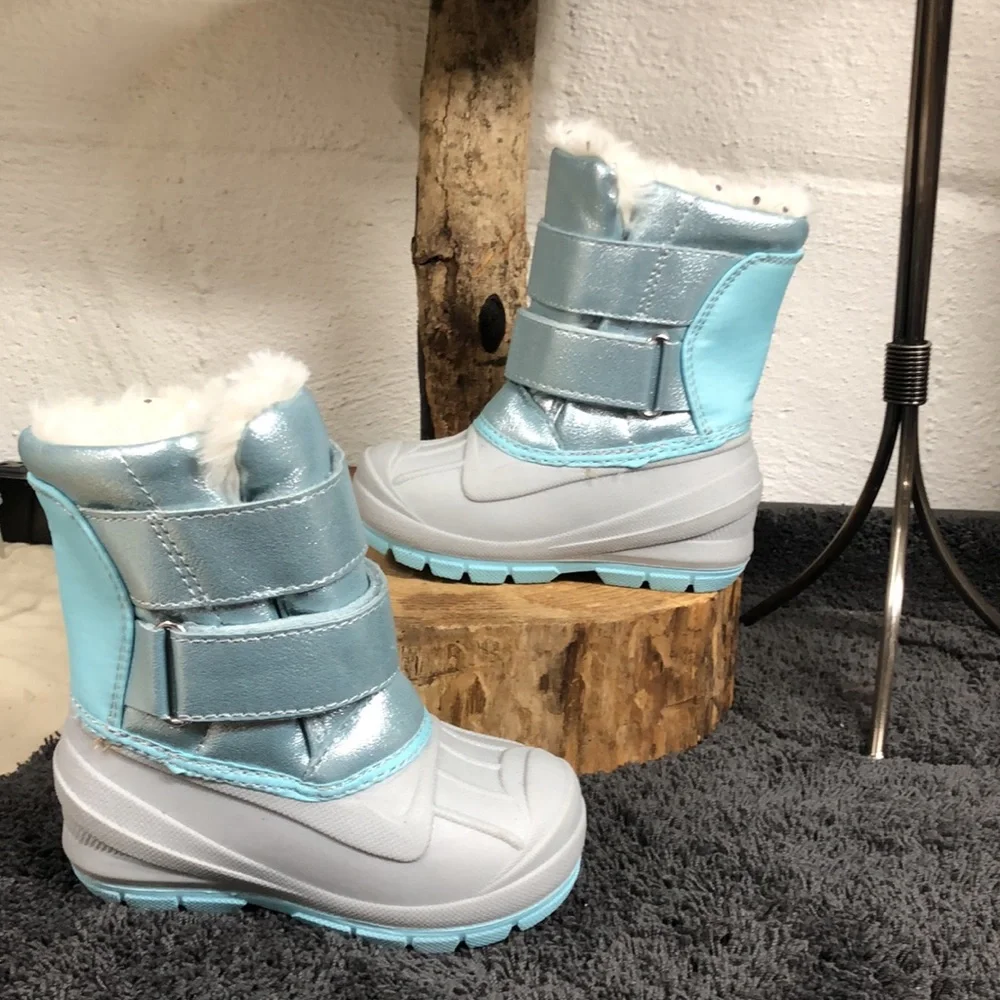 NWOB Cat & Jack Snow Boots‎ size 5